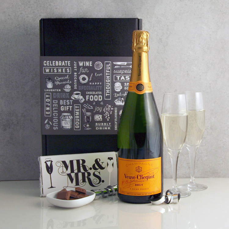 Send Veuve Clicquot Champagne Gift Set with Flutes Online